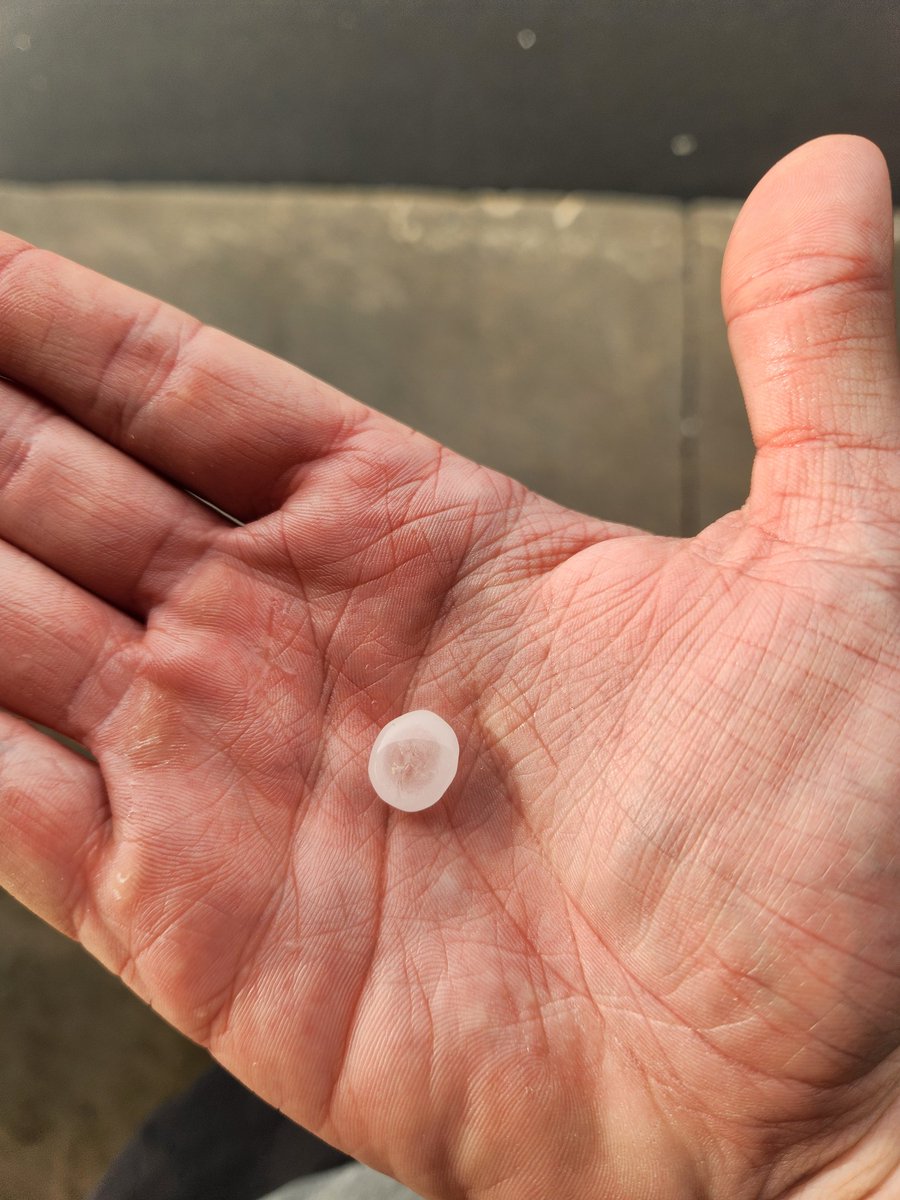 Maybee_7's tweet photo. Pea-sized Hail and double rainbow near Germantown @ 7:20 A.M. @NWSMemphis https://t.co/FVtN7dqtYw