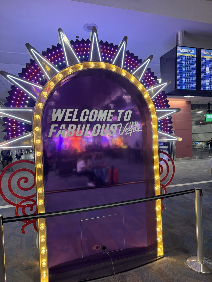doubledownmac's tweet photo. Am I the only one who’s never won a damn thing on those airport slots? 😆 #lasvegas https://t.co/BMXvRnyApE