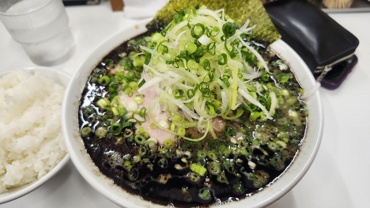KayamaTrain86's tweet photo. 今日の昼休憩で先輩と秦野のぶたまるき初めて行ったけど、なんかなんつッ亭よりぶたまるきの方がなんつッ亭の味だったわ！数日前になんつッ亭行った時に味の違和感あったからもうあっちは行かないかなぁ。今度からはぶたまるき行くべ！ #ぶたまるき #古谷さんのお弟子さん #ラーメン #秦野 #グルメ https://t.co/5qAGSTJeTv