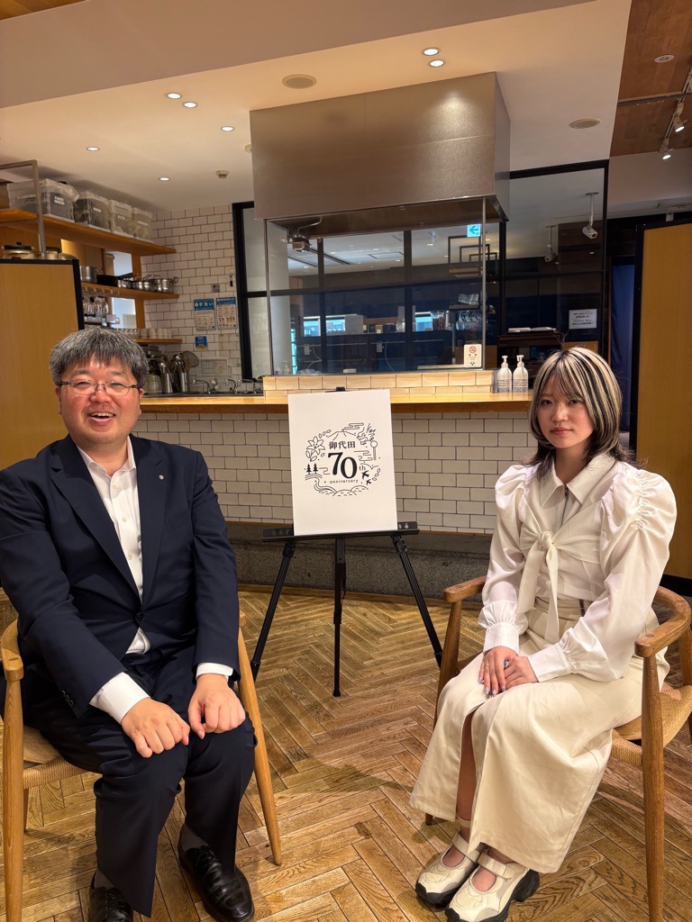 miyotamayor's tweet photo. 御代田町70周年ロゴ募集で最優秀賞、正ロゴ採用の稲葉明日華さんに会いに行きました！　いずれ対談動画をアップします。話を聞くにつれ、御代田町のロゴに選ばれるべき人が選ばれていたんだなと戦慄しました…。お楽しみに！ https://t.co/dTG2G204DT