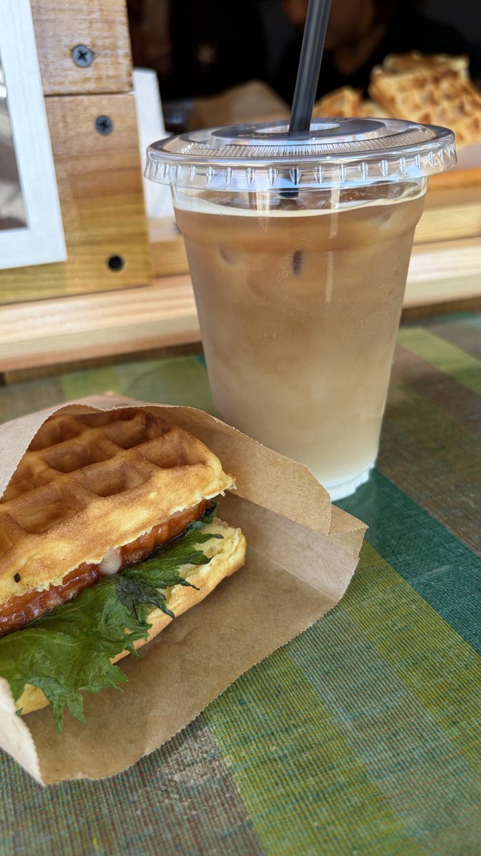 mericoji's tweet photo. 二戸駅前に
“ソイローク コーヒートレイルズ"
SOILOK COFFEE TRAILS さんがOpen
二戸駅前に賑わいが♬

ワッフルも珈琲も美味しかったです❣️
ナイト営業もあるそうです(๑>◡<๑)
朝カフェ出来るとこが出来てとっても嬉しいです✨
#二戸駅前 https://t.co/WqrTHHjeAe