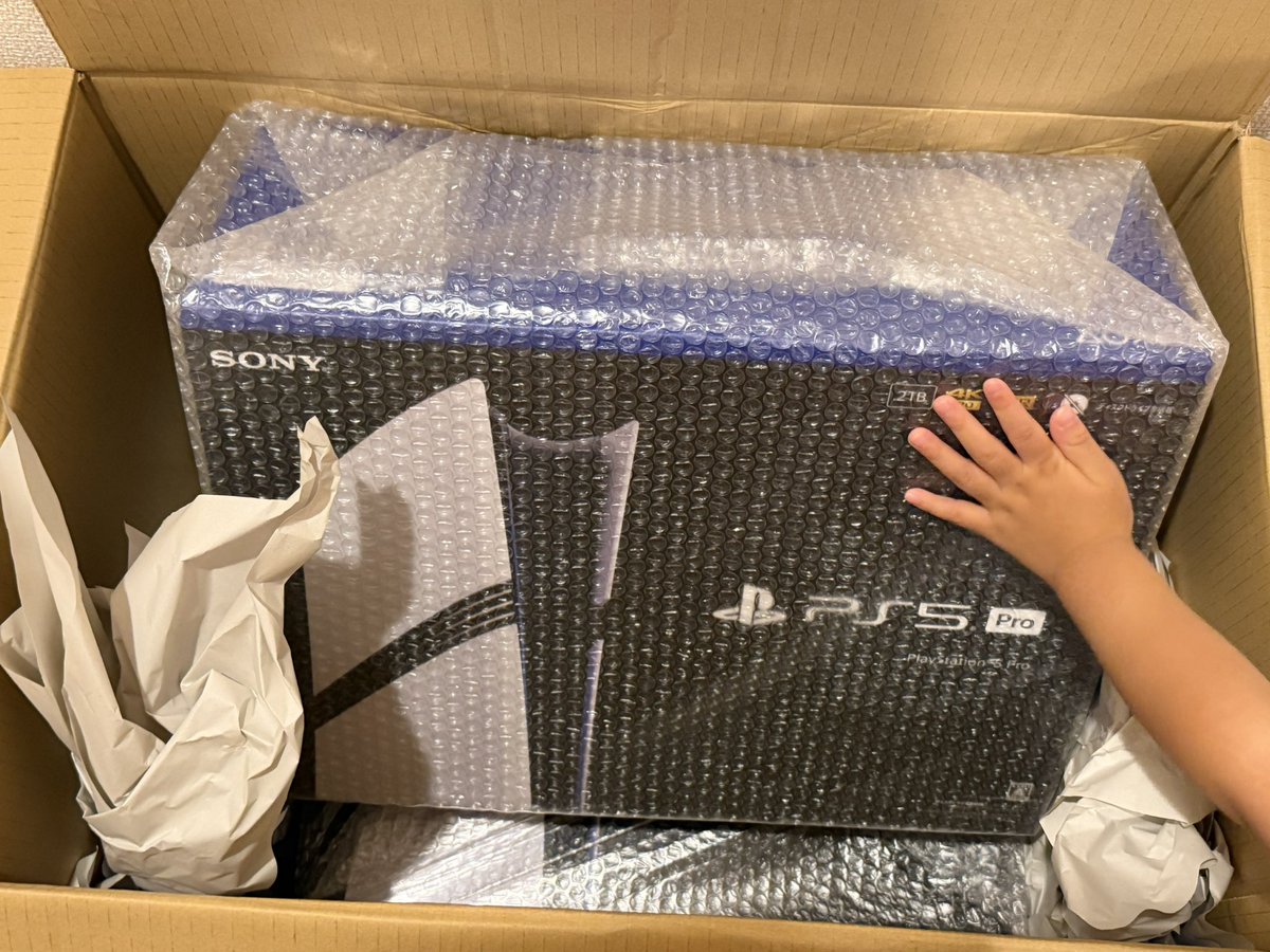 waruiblackii's tweet photo. 邪魔だからどかしてくれって言われて。
開けてみたら👀✨

PS5Proでした。
大きさ的に…Switch2〈6台くらいだと思ったんだけどな…〉
ニブイチ外した気分です…😭😭

でもゲーム機はやっぱりPS5が1番かっこいいっス😎‼︎ https://t.co/bylC4aTJ1f