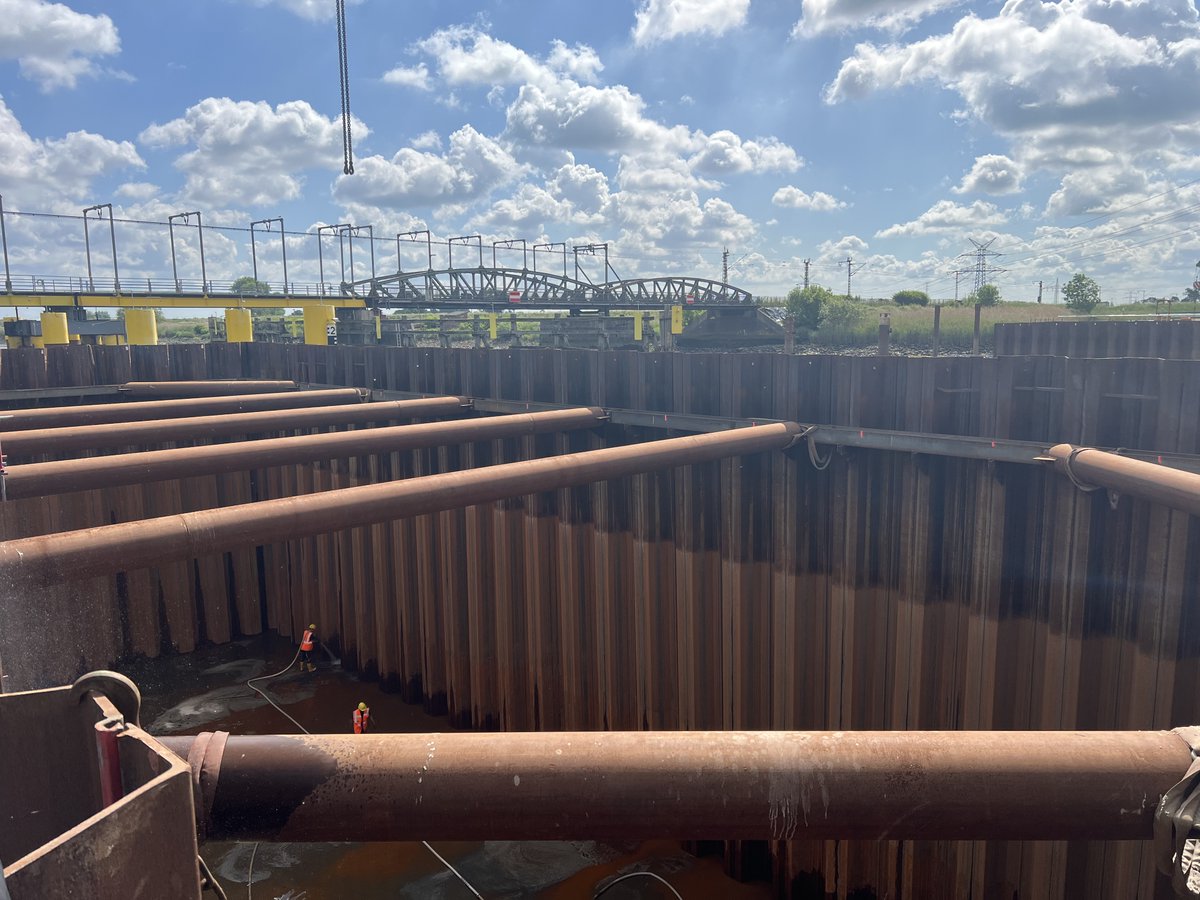 BMV's tweet photo. Gemeinsam sind wir stark - im niedersächsischen Elsfleth. Hier heißt es: Endlich #Baustelle! Heute startet der Neubau einer Hub-Drehbrücke. "Sie steht beispielhaft dafür, wie Bund &amp; Bahn #Infrastruktur schneller planen, bauen &amp; zukunftsfähig machen können", so @PSchnieder. https://t.co/9XAHJtP1fL