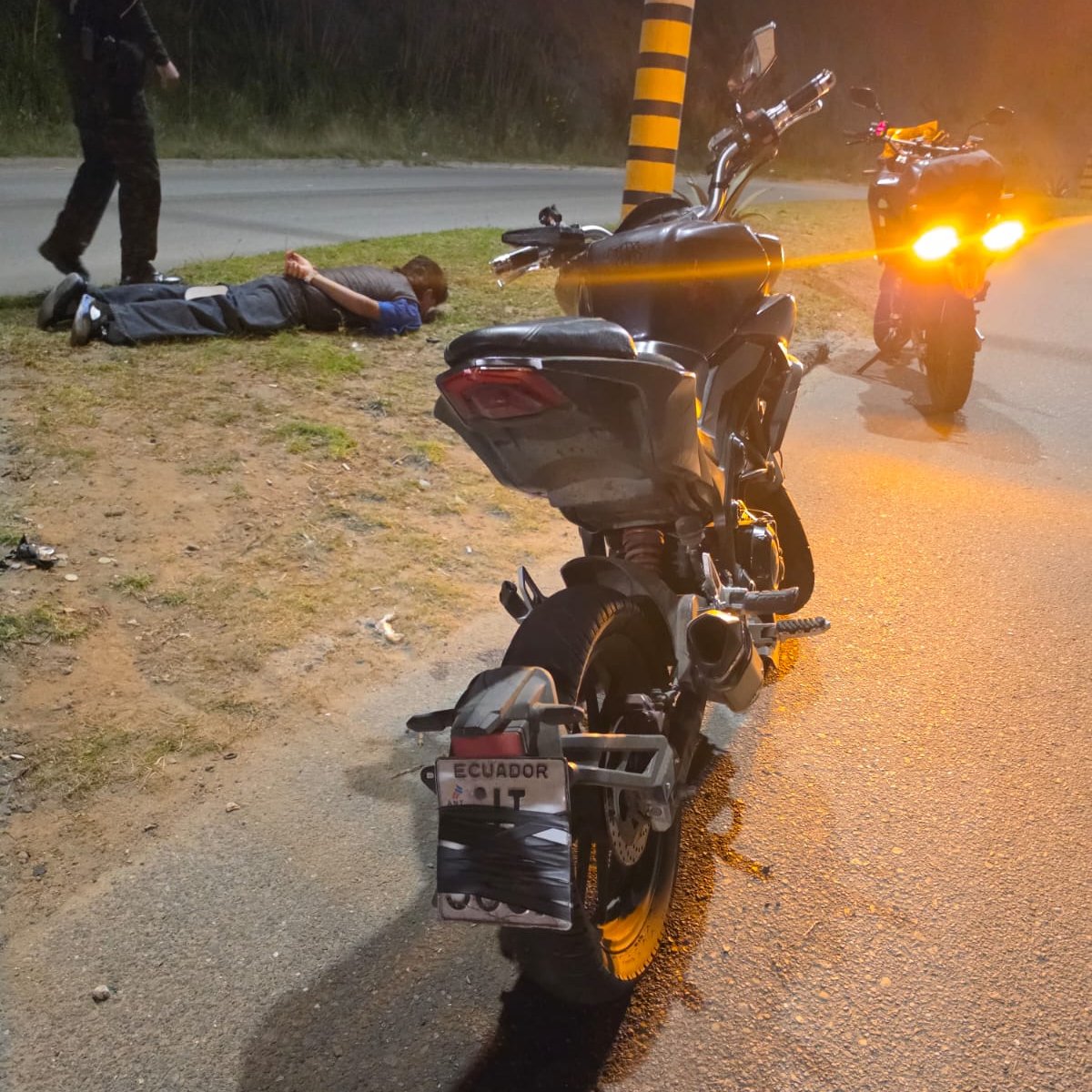 NuevoTiempoCue's tweet photo. #Atención 
El fin de semana, personal de la @GuardiaCuenca observó a dos sujetos que se movilizaban en una motocicleta con las placas ocultas y en actitud sospechosa a la altura del Hospital del IESS.
Al percatarse de la presencia de los Agentes, los individuos huyeron con dirección a la vía #Cuenca – Azogues, pero fueron interceptarlos a la altura del Hospital del Río.
Uno de los sujetos intentó agredir a los agentes, pero fueron neutralizados y posterior entregados a la @PoliciaEcuador para el procedimiento respectivo.