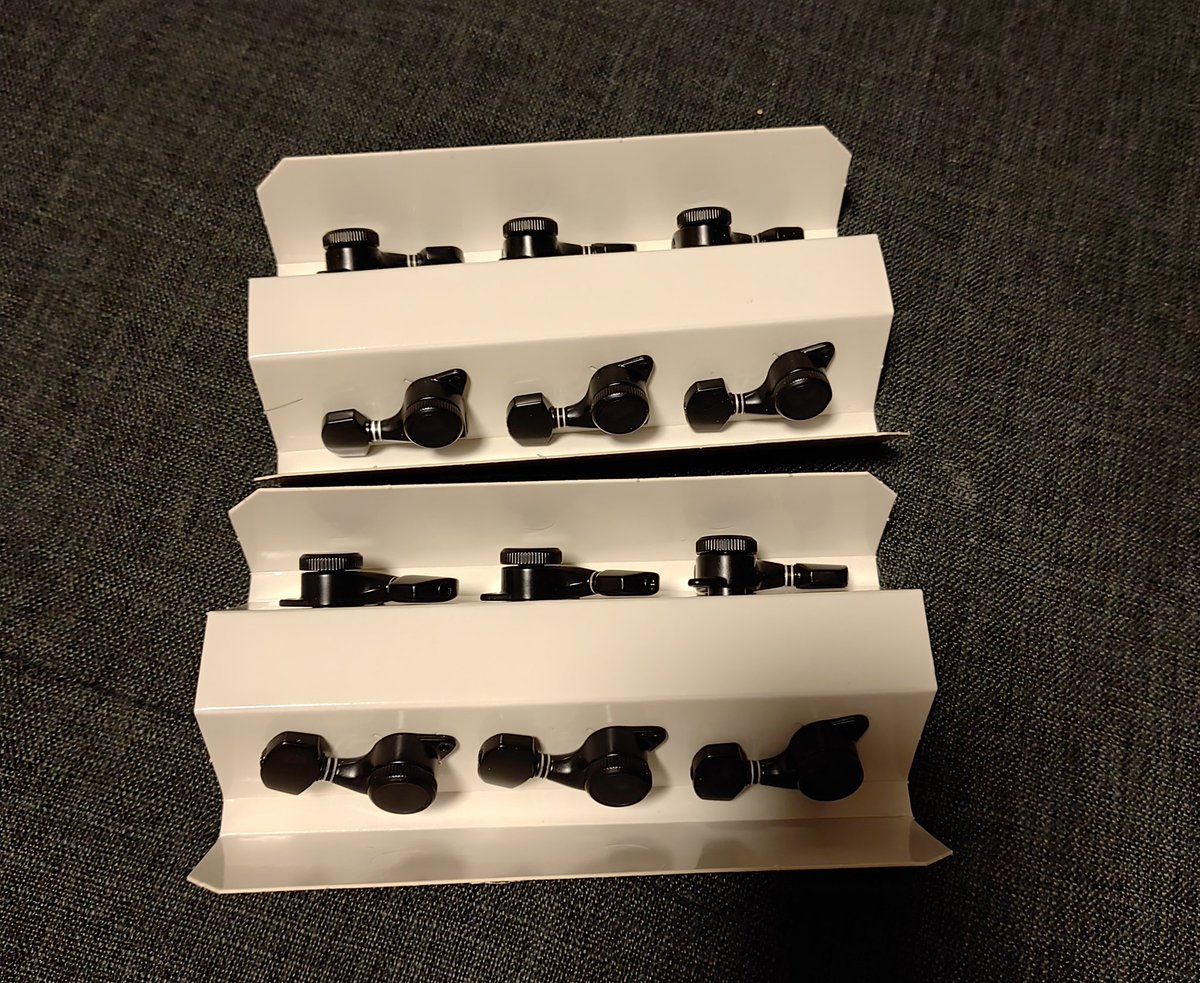 machinehead440's tweet photo. 7弦ギターの弦交換が面倒臭過ぎてロック式ペグを買ってしまいました。
ポン付けで行けたんで楽勝♪
ただ、6+1で注文したはずやのに何故か6+6で届いたとゆう謎。 https://t.co/LE2rUvKWqj