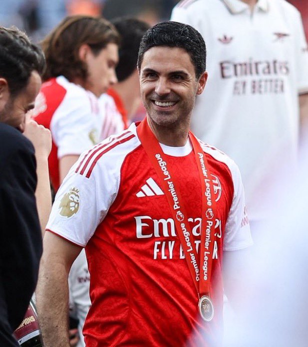 GunnerMariano's tweet photo. (@garyjacob)  muy confiable

🚨 Mikel Arteta es plenamente consciente de que existe una oportunidad excepcional para dominar el fútbol inglés, en un momento en el que varios rivales directos atraviesan etapas de transición, ya sea por cambios de entrenador o por la necesidad de reconstruir sus plantillas.
Esta ambición cuenta con el respaldo total de los propietarios del club.
Además, dentro del Arsenal existe la convicción de que el equipo necesita estrellas ofensivas capaces de decidir los partidos importantes y de imponer su estilo de juego en los grandes escenarios.