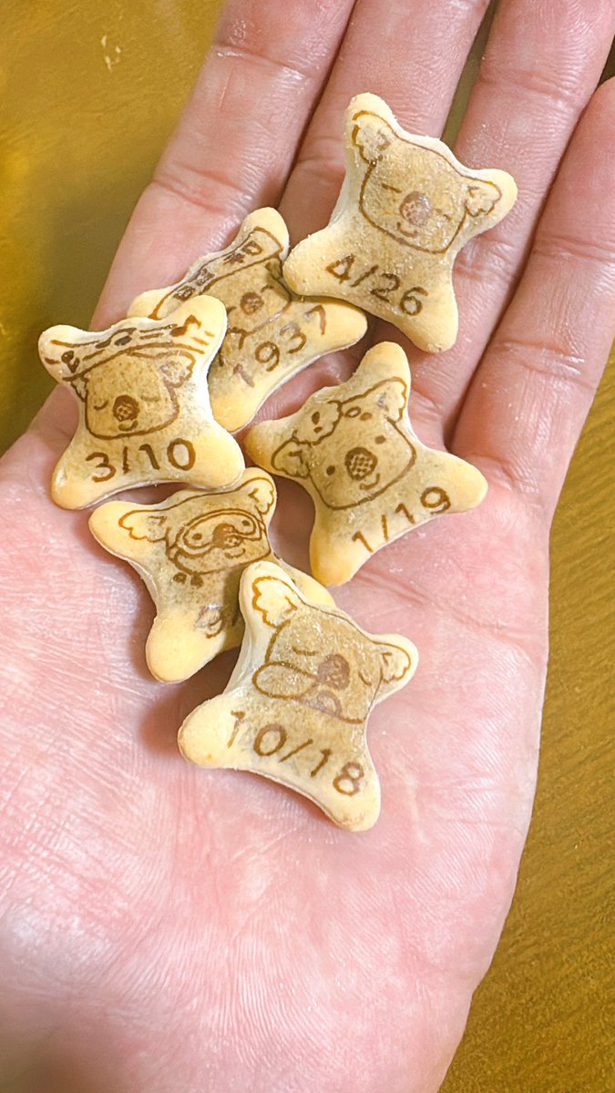 iida_takuya's tweet photo. 明日は舞台「詐欺男とかめつい女たち」顔合わせ！

台本読みながらコアラのマーチ食べてたら、
今って誕生日デザインになってるのね🤔

自分の誕生日はありませんでした🤣 https://t.co/fniXUEnMNi