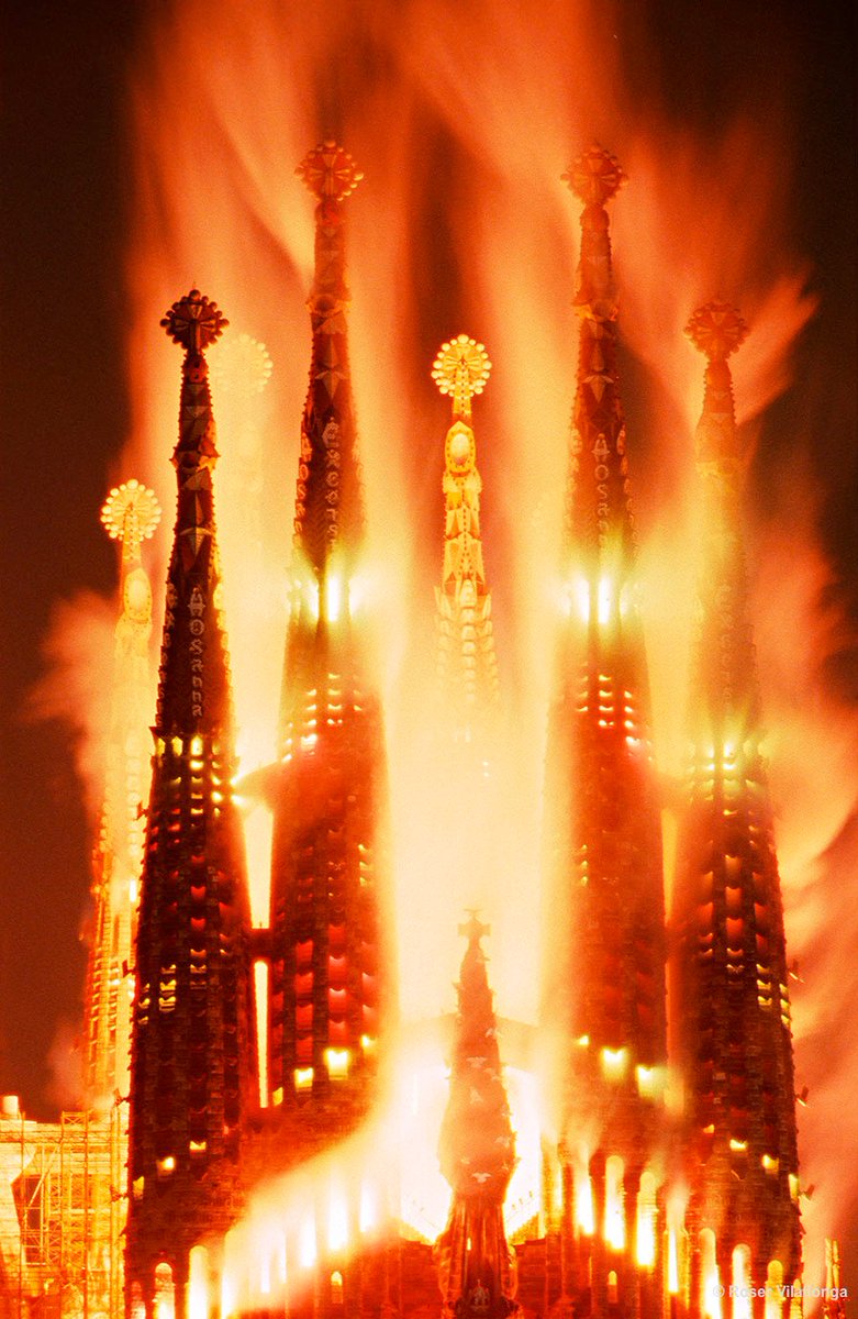 efemarq's tweet photo. Llàstima que els morts no puguin aixecar-se, perquè quan el Papa comenci a parlar en castellà Gaudí s'hauria d'elevar com un au fènix (el de la Renaixensa) i ruixar el temple amb una pluja de 🔥, com li agradava a ell. Això sí seria una benedicció real, i un bon espectacle.

Fi. https://t.co/oxVi2Bs2Bx