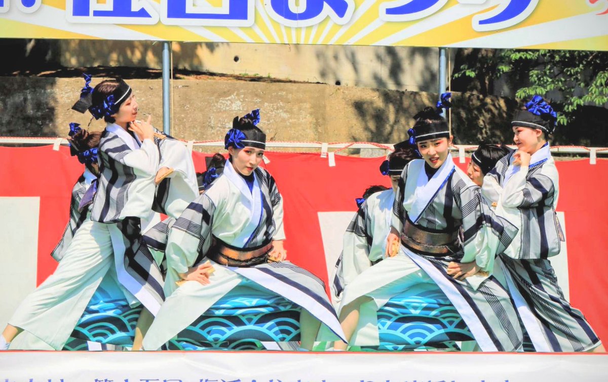 buryujin's tweet photo. 【演舞報告】
5月31日山陽小野田市で開催の『復活！住吉まつり』に参加いたしました！
住吉まつりは神社境内での開催され、たくさんの地域の方が参加されています！御神輿や龍舞もあり、地域密着の暖かいお祭りです🌈
晴天の中、たくさんのお客様の前で踊れてとても楽しかったです！手拍子や声援ありがとうございました！
最後は山口県では恒例のフィナーレの餅まきにみんなで参加！！代表も餅を撒くことを毎年楽しみにしています！たくさんgetしたメンバーも🙌お祭りをとても楽しみました！

運営の皆様、仁双弐心の皆様素敵なお祭りありがとうございました😌

#舞龍人 #復活住吉まつり 
#山陽小野田 #よさこい
