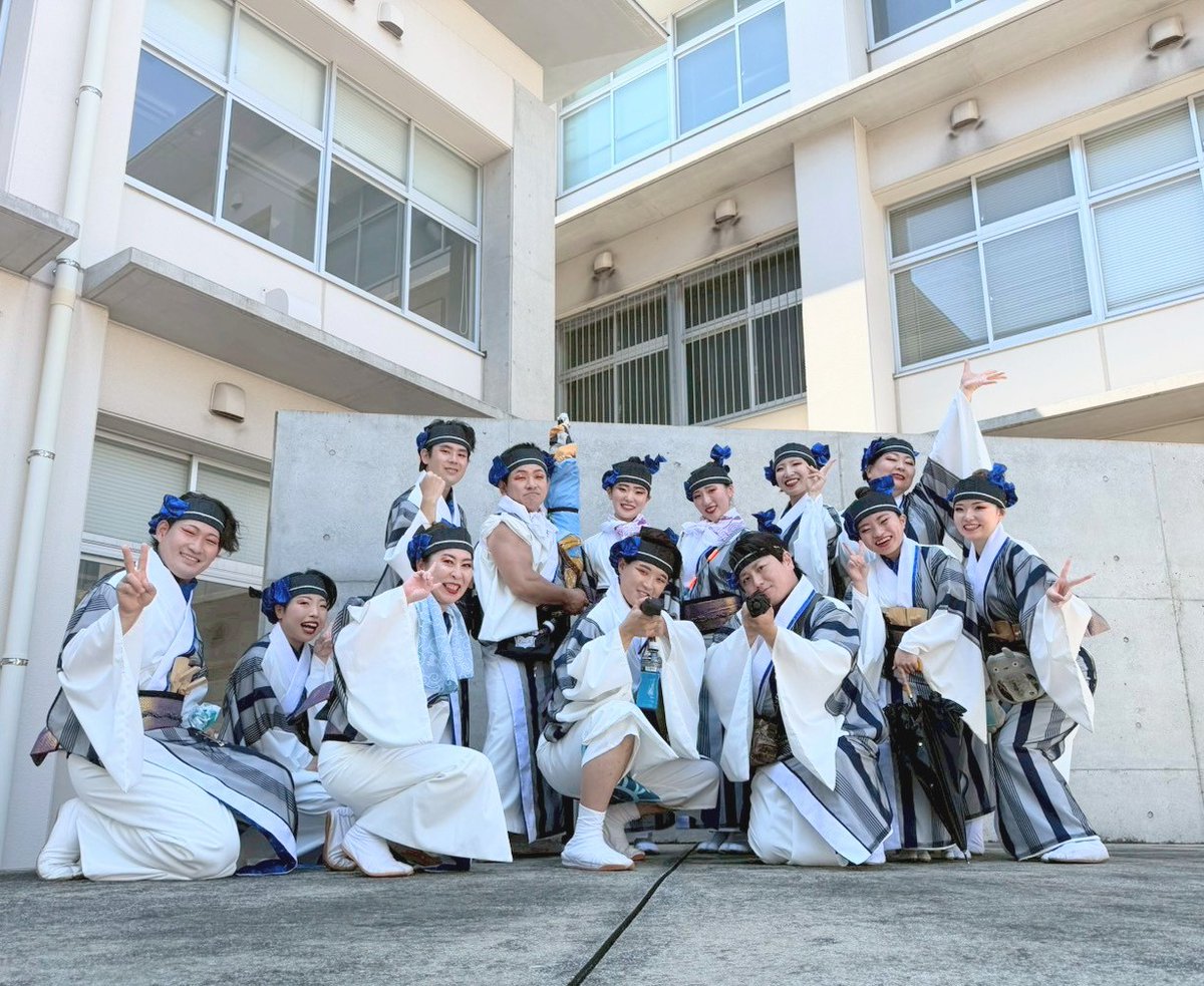 buryujin's tweet photo. 【演舞報告】
5月31日山陽小野田市で開催の『復活！住吉まつり』に参加いたしました！
住吉まつりは神社境内での開催され、たくさんの地域の方が参加されています！御神輿や龍舞もあり、地域密着の暖かいお祭りです🌈
晴天の中、たくさんのお客様の前で踊れてとても楽しかったです！手拍子や声援ありがとうございました！
最後は山口県では恒例のフィナーレの餅まきにみんなで参加！！代表も餅を撒くことを毎年楽しみにしています！たくさんgetしたメンバーも🙌お祭りをとても楽しみました！

運営の皆様、仁双弐心の皆様素敵なお祭りありがとうございました😌

#舞龍人 #復活住吉まつり 
#山陽小野田 #よさこい