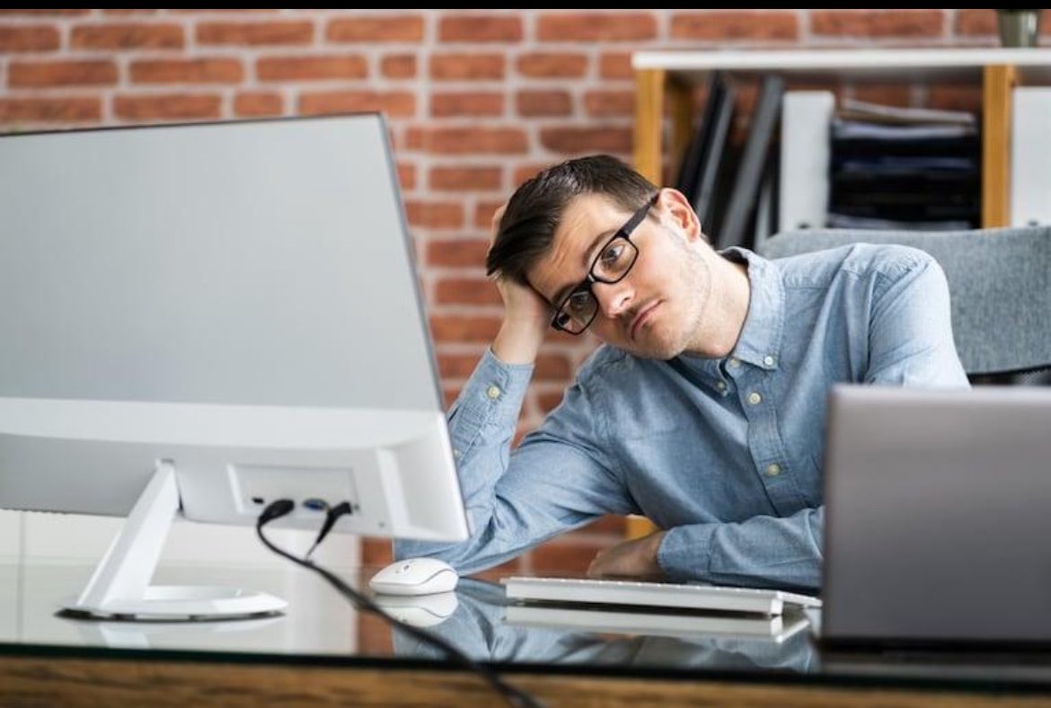 TipsQueAyudan's tweet photo. 5️⃣ Posponer tareas pequeñas durante días.

Responder un mail.
Pedir una cita.
Guardar una chaqueta.
Hacer una llamada.

Cuando estás saturado mentalmente, hasta lo mínimo parece enorme. https://t.co/cI5mGxP7dh