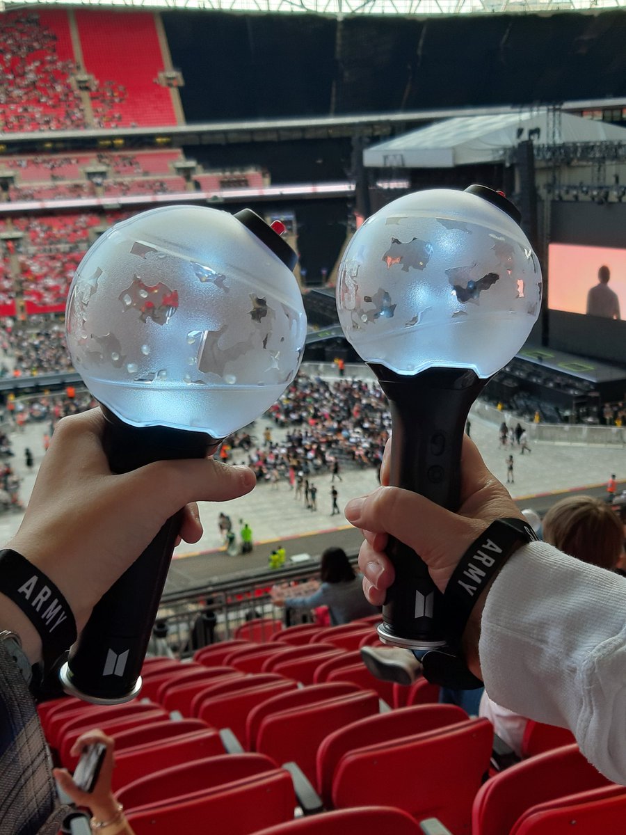 anjelik1972's tweet photo. 7 years ago...
D1 of #BTS 'Love Yourself Speak Yourself Tour' at Wembley Stadium...🥺💜
 #BTSxWembley 
@BTS_twt @wembleystadium https://t.co/Qj0OQoCdw6