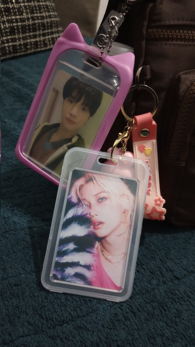 eusoumarimar's tweet photo. Agora eu carrego meus amores na bolsa 💖
Antes eu morria de vergonha de colocar photocard na bolsa por causa da minha idade e por achar que iam me julgar demais, mas ninguém paga minhas contas, sabe? Então por que eu deveria deixar de fazer algo por medo do que vão pensar? 🤔 https://t.co/m3yl7hQ7fj