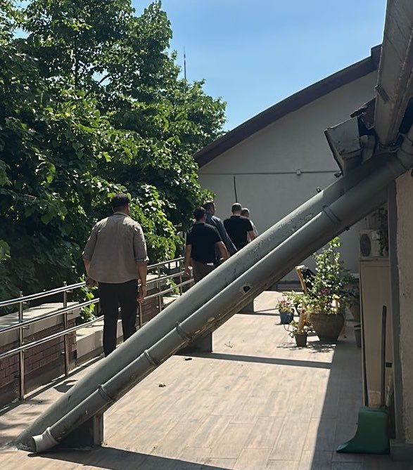 gsudayanisma2's tweet photo. Belinde silahla gezen 7 kişinin Galatasaray Üniversitesi kampüsünde ne işi var? 

Bu kişiler şu anda silahlı bir şekilde okulumuzda gezerek, kampüsün fotoğraflarını çekmektedir. 

Galatasaray Üniversitesi Rektörlüğü’nden bu kişilerin kimliklerine dair açıklama bekliyoruz! https://t.co/0sfYsnDpxV