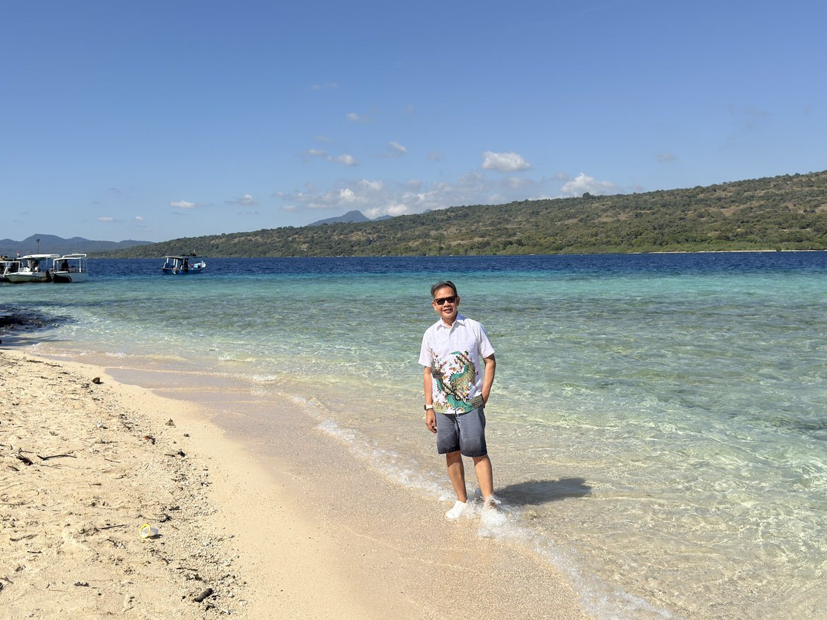 tipamart's tweet photo. Menjangan Island, Northwest Bali, Indonesia 🇮🇩 นั่งเรือชมเกาะเมนจังกันครับ #travellover #visitbali #travelers #myjourney https://t.co/PuRwSrS6mI