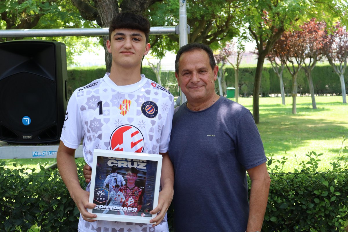 EntrerriosAuto's tweet photo. 🖼️ En la comida del Entrerríos se hizo entrega de un cuadro conmemorativo a Oliver Cruz, por su convocatoria con la @FFF, y a Paula Salvador y Enzo De Francisco por haber participado con @futbolaragon en el Campeonato de España de Selecciones Autonómicas

¡Enhorabuena! 👏 https://t.co/T5XgCqbFPL