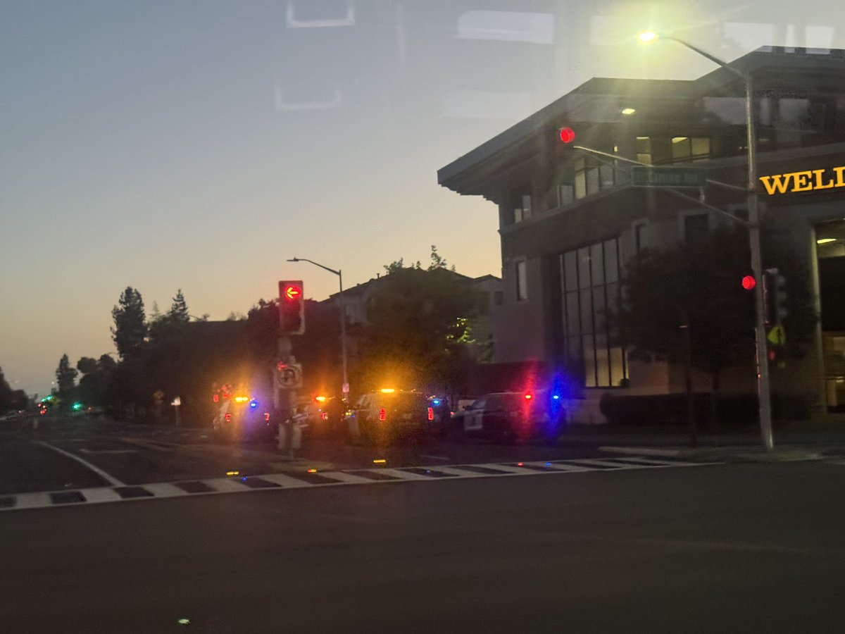 KyleSChak's tweet photo. ⚠️⚠️⚠️ #SantaClara: There is some police activity on NB Scott JNO El Camino Real. 

@SantaClaraPD has the area blocked off temporarily. #SteerClear 

@TigerStripePM 
@KCBSAMFMTraffic https://t.co/CWpaGtbthg