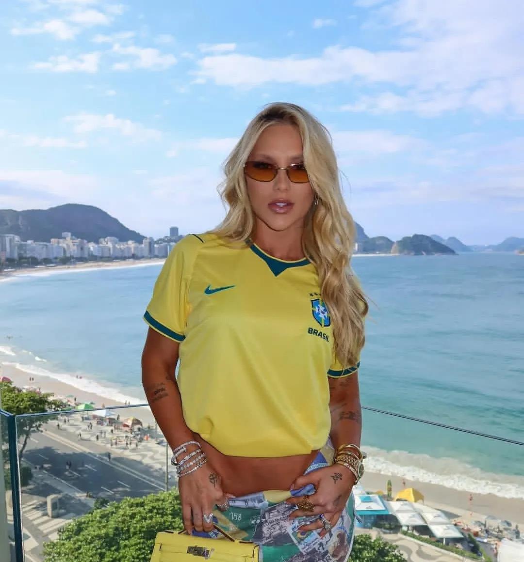 LiaRenault's tweet photo. O episódio envolvendo @virginia  hoje no Maracanã vai muito além de gostar ou não gostar dela. A questão é outra: respeito. Vivemos em uma sociedade que ainda normaliza a violência contra a mulher em diversas formas, inclusive a violência verbal e a humilhação pública. https://t.co/941GBiaRWB