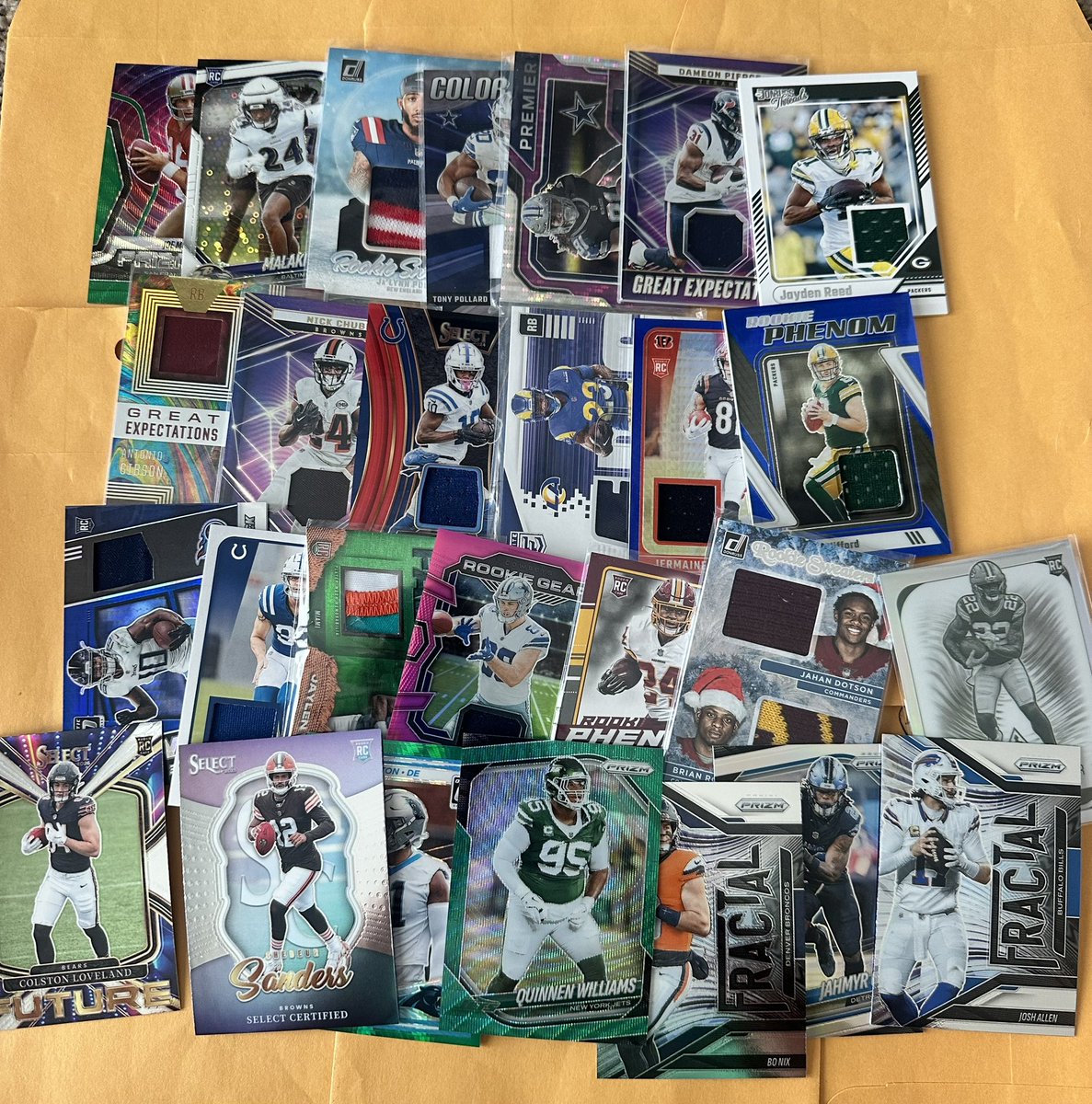 JustinRipley's tweet photo. @RSJRsteel NFL lot-
400 cards priced from .50-2.00 or so
200 shipped or best offer.
More pictures on request
Will consider all offers https://t.co/o0CArsGYIm