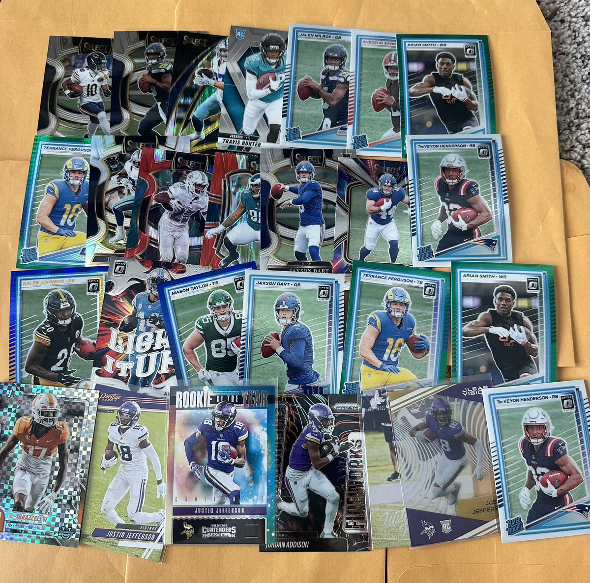 JustinRipley's tweet photo. @cardboardbst NFL lot-
400 cards priced from .50-2.00 or so
200 shipped or best offer.
More pictures on request
Will consider all offers https://t.co/SdtxftZAs9