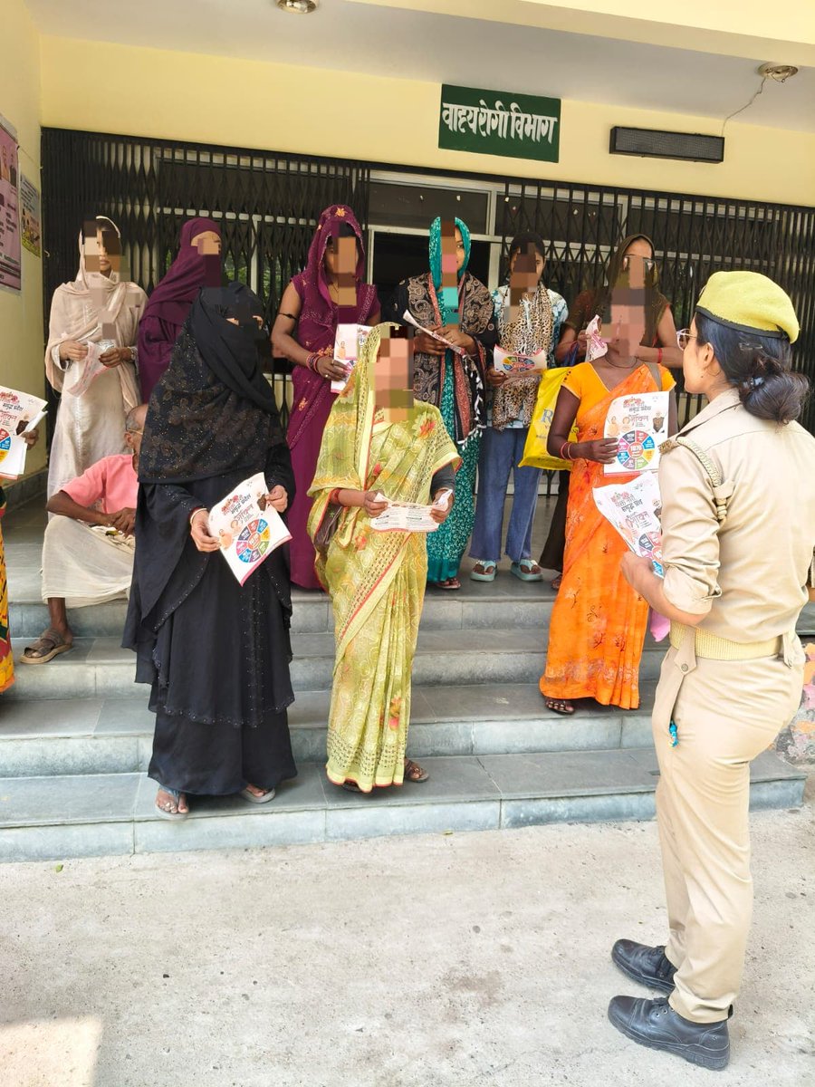 DCP_South's tweet photo. @DCP_South @AmitKAnandIPS के निर्देशन में #मिशन_शक्ति_अभियान के तहत महिला सुरक्षा व महिला सशक्तीकरण हेतु  दक्षिणी जोन पुलिस टीमों के द्वारा  महिलाओं,बालिकाओं को जागरूक करते हुए  हेल्पलाइन-1090, 1098, 1076 आदि के बारे में जानकारी दी गई। 
#MissionShaktiUPP
@lkopolice https://t.co/AEzWx1cKp1