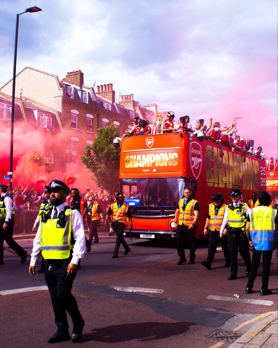 PerryJiggy's tweet photo. PICTURES I TOOK AT ARSENAL PREMIER LEAGUE CELEBRATION PARADE. https://t.co/wgoAyh7tTd