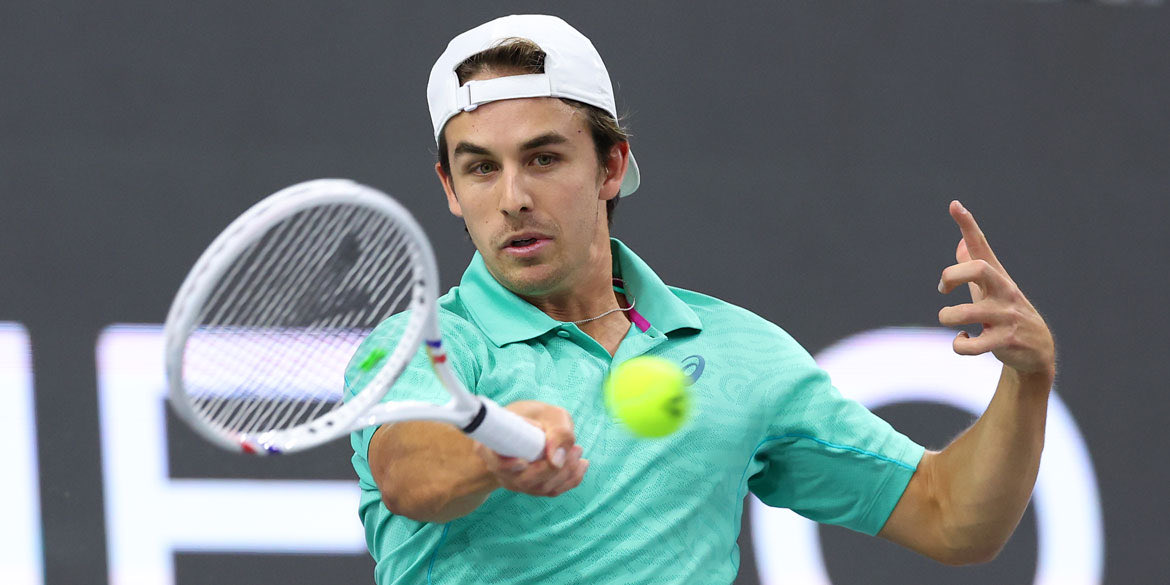 oscarmoraaless's tweet photo. Honor al Roland Garros de Zachary Svajda. 
Ha pasado de casi desconocido a llevarse el reconocimiento de todos los fans del tenis. Un tío con un guante de revés y que parece un robot en pista. Le quedan torneos grandes por delante. https://t.co/U8zLoAeUCT