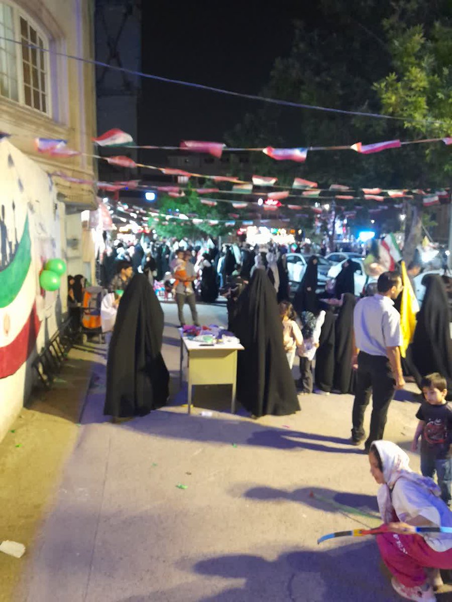 maheroshan1's tweet photo. ما تا هرزمان که ولی فقیه مون بگه کف خیابون هستیم👌 
#خیابان_ایران
#IranianOnIt https://t.co/m6kdKmU2So