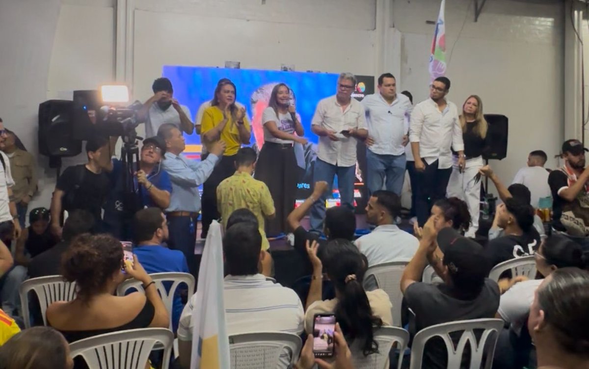 AnaErazoR's tweet photo. La democracia nos pone retos y desafíos que debemos asumir.

Hoy tenemos al frente una amenaza real contra la institucionalidad que los mismos sectores tradicionales juraron defender. 

Nuestro pueblo, nuestra gente y los avances que hemos conquistado no pueden diluirse entre mensajes populistas y oportunistas.

Es hoy. A trabajar y a luchar, porque tenemos que lograrlo.