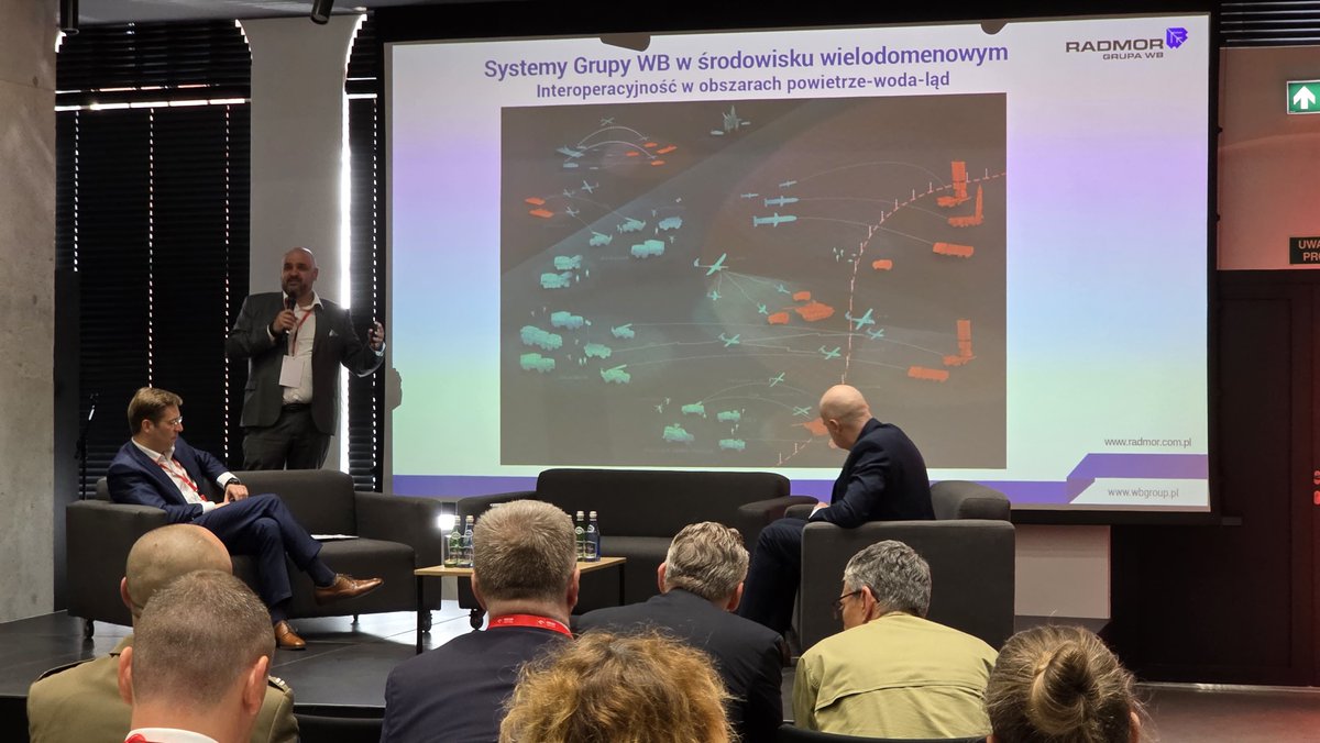 WBGroup_PL's tweet photo. #RADMOR, centrum kompetencyjne @WBGroup_PL w zakresie zaawansowanej łączności i morskich systemów bezzałogowych, uczestniczył w II Forum Bezpieczeństwa Morskiej Energetyki Wiatrowej organizowanym przez @GrupaORLEN Neptun.

Podczas debaty poświęconej ochronie infrastruktury krytycznej Bartłomiej Zając, prezes RADMOR, przedstawił rozwiązania GRUPY WB przeznaczone do zabezpieczania obiektów morskich oraz wielodomenowe podejście do ochrony infrastruktury działające w środowisku lądowym, powietrznym i morskim.

Bezpieczeństwo infrastruktury krytycznej na Bałtyku wymaga współpracy przemysłu, administracji, sił zbrojnych i operatorów. Takie rozmowy są niezbędne, a GRUPA WB jest częścią debaty na temat budowy skutecznych i długoterminowych zdolności ochronnych.