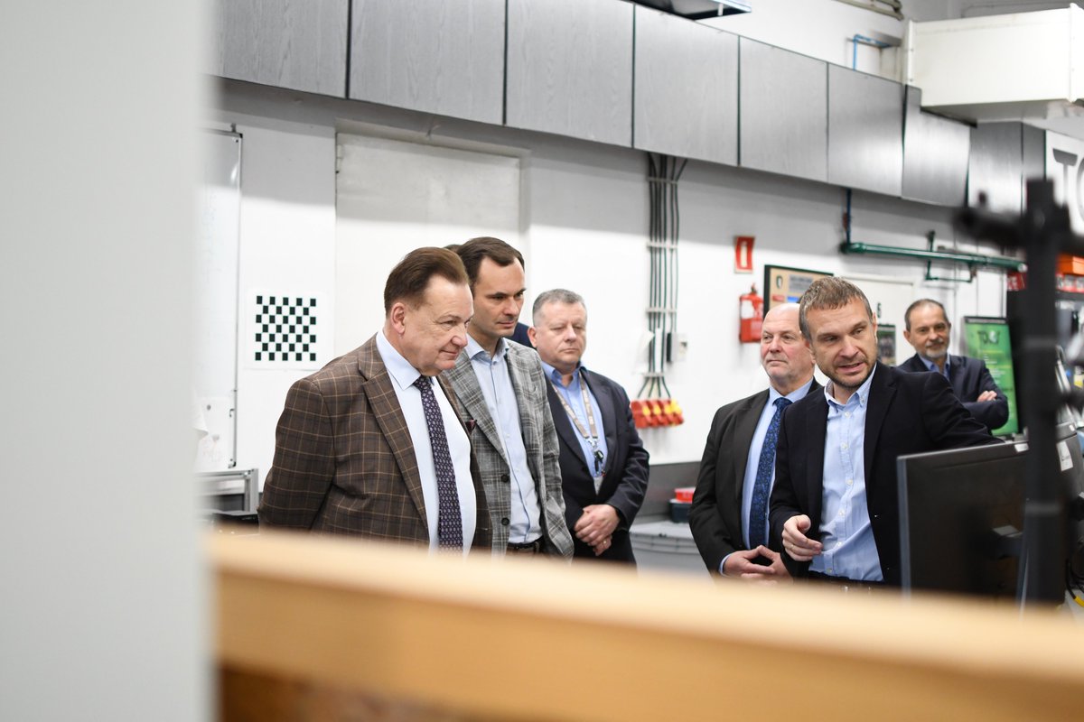 StruzikAdam's tweet photo. Z wizytą w @PIAP_Institute. To jedna z najważniejszych jednostek badawczych nie tylko na #Mazowsze, ale i w kraju. Rozmawialiśmy o planach dalszego rozwoju oraz przyszłych inwestycjach, które pozwolą jeszcze lepiej wykorzystać potencjał placówki. https://t.co/8LWv2Xqk2K