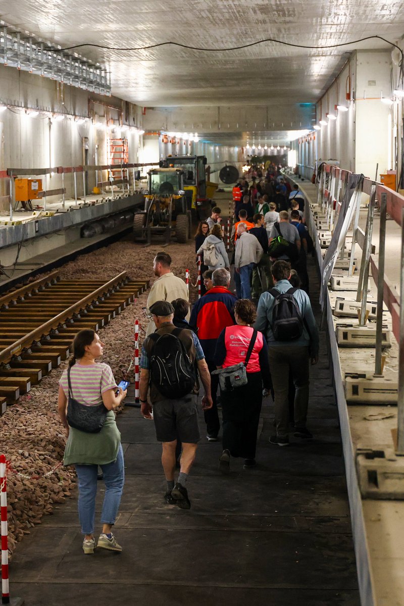 hochbahn's tweet photo. Full House im neuen #U4Hamburg-Tunnel: Rund 4.000 Menschen waren bei der öffentlichen Baustellen-Tour dabei! Gute Stimmung und ein Vorgeschmack auf das Gefühl, wenn hier mit Inbetriebnahme Ende 2027 endlich das Leben einkehrt.

Können es kaum erwarten! 😊 https://t.co/NlAZNEzTkE