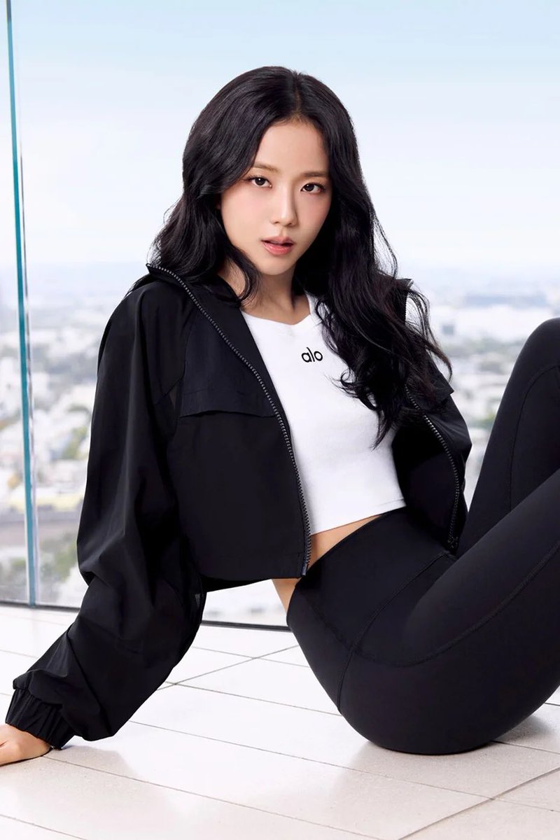 JisooBrasil's tweet photo. 📝 Com a expansão oficial da ALO Yoga para a França, a Paris Match, um dos principais veículos de comunicação franceses, destacou Jisoo como uma das celebridades mais associadas à marca, reforçando seu status como um dos rostos globais mais reconhecidos da ALO Yoga.

De Saint-Tropez a Cannes, a ALO está fazendo uma entrada ousada no mercado francês, e Jisoo continua sendo um dos principais rostos usados ​​para representar a identidade da marca para um novo público.

Esse é o poder de um verdadeiro embaixador da marca: não apenas alguém que veste a marca, mas alguém que se torna parte da imagem da marca no imaginário popular.

#JISOO #지수 @officialBLISSOO
