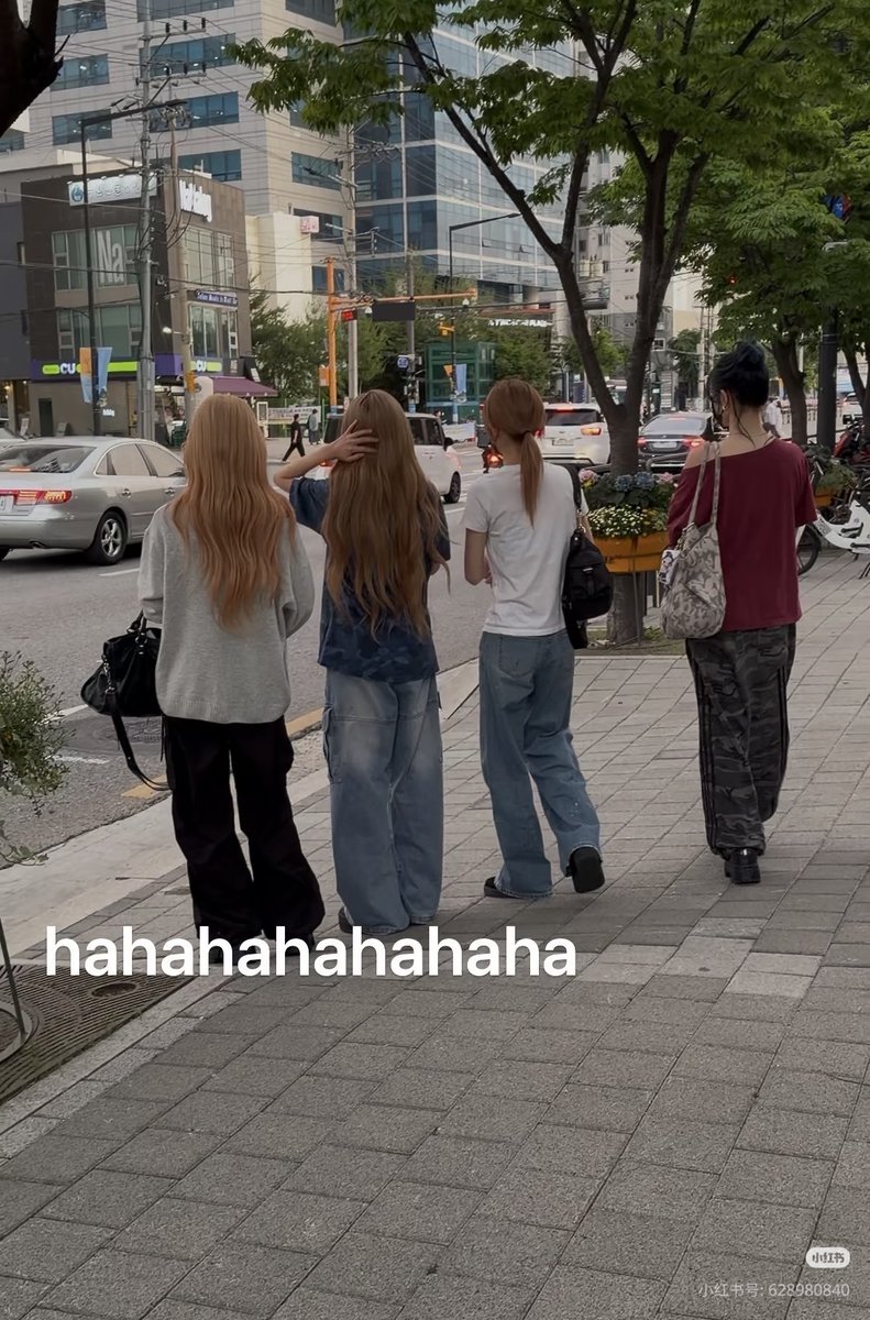 H2H_INA's tweet photo. Seorang OP membagikan cerita saat bertemu dengan member H2H

"Aku dan temanku sedang bersiap masuk lewat pintu utama SM, eh ternyata empat member H2H justru keluar lewat pintu itu saat yang sama, aaaaah!!! Aku sempat bertatapan mata dengan Stella, aaaaah dewi banget, cantiknya luar biasa.
Kepala A-na yang paling kecil... benar-benar kecil! Lalu setelah itu Ian dan Jiwoo pergi bermain ke Seoul Forest, jadi kami juga langsung pergi, hahaha."

#Hearts2Hearts #하츠투하츠 #H2H
@Hearts2Hearts