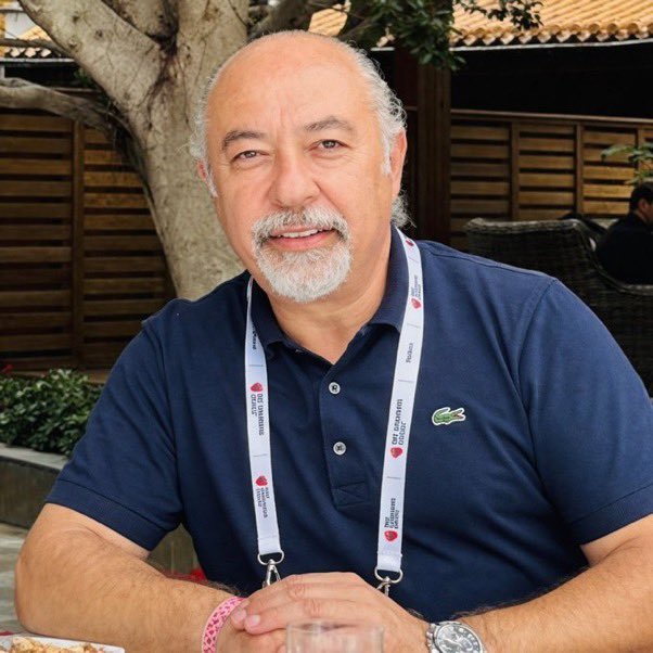 sokakkedisitv's tweet photo. 🔴 Kardiyoloji Uzmanı Özcan Yücel, Ozempic iğnesi sayesinde kilo veren Celal Şengör hakkında konuştu:

▪️"Doğru düzgün karbonhidrat kısıtlaması yapsaydı iğneyle aldığı GLP-1 agonistini kendi vücudu sentezleyecekti. Bu sayede doğal yolla zayıflatacaktı."

▪️"Bunun yerine ayda 10.000₺ tutan bir iğneyi ömür boyu almak zorunda. Zorunda diyorum çünkü bu iğneye bırakanların hemen hepsi verdiği kiloları aynen hooop yeniden alıyor."