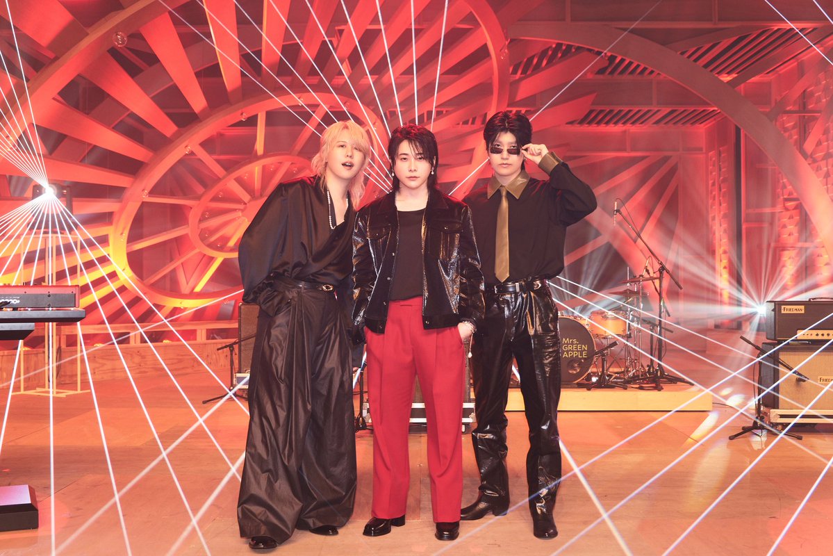 MGA_FC_INFO's tweet photo. 📢お茶の間の皆さん！

📺まもなく放送❎

このあと20:55より
「テレビ×ミセス」がオンエア

ゲストに #出川哲朗 さん率いるベテラン軍を迎え、
白熱のバラエティ企画に挑戦

さらにライブパートでは
『インフェルノ』を披露🍏

リアルタイムでぜひお楽しみください👀

#MrsGREENAPPLE
#テレビミセス https://t.co/Uu5T5W6x1k