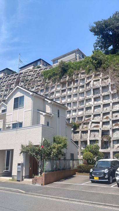napzag's tweet photo. 先日久しぶりに横浜。市バス「105系統」で本牧車庫へ。途中桜木町～関内～元町通りのウラ～トンネル～本牧へ。本牧は緑が多くてキレイな街だけど電車から遠いのが残念。USの面影も消えた感じ。本牧車庫の前は急峻な崖。帰りは「54系統」で根岸へ。根岸といえば高速道路と「タキ」。今度は競馬場跡でも https://t.co/5ZLITLFLrn