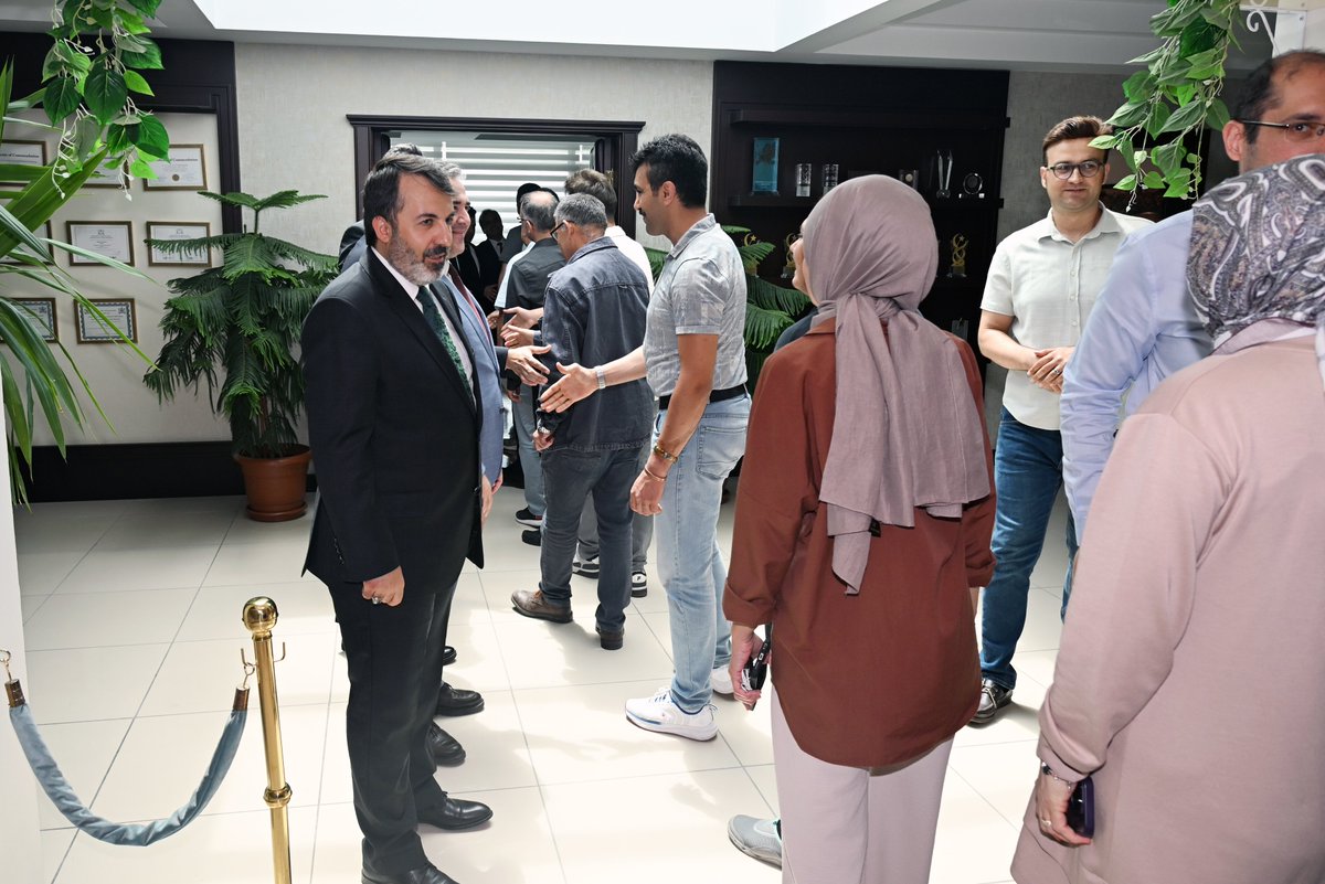 abbilgiislem's tweet photo. Genel Müdürlüğümüzde Bayramlaşma Töreni Gerçekleşti.

Genel Müdürlüğümüzde Kurban Bayramı münasebetiyle Genel Müdürümüz Mehmet Murat Tuzcu’nun katılımıyla bayramlaşma töreni gerçekleşti.

Genel Müdürümüz, Genel Müdür Yardımcılarımız, Daire Başkanlarımız ve Tetkik Hâkimlerimiz kurum personelimiz ile bayramlaştı.