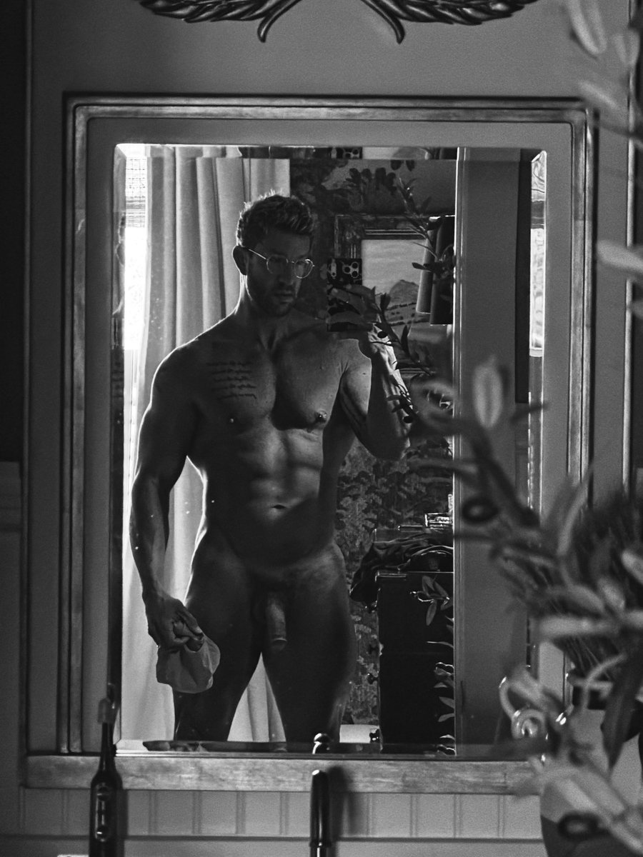 MrFoXXX85's tweet photo. Good morning! Went to turn on the lamp but decided to turn you on as well. 😜 https://t.co/zgobfW6XAV