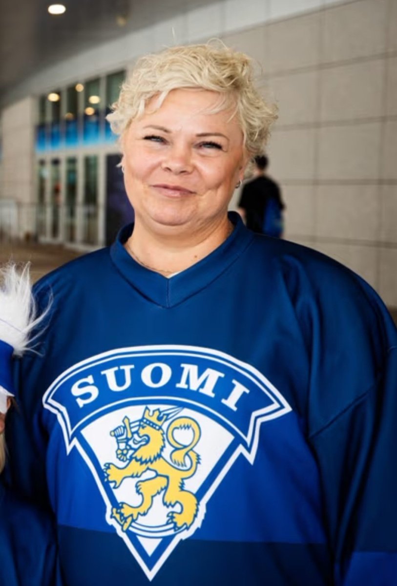 JaakkolaKaarina's tweet photo. Today the Sun is brighter.
The Sky is Bluer.

And Moms are Moms 💙 
Konsta's mom fainted after THE GOAL. https://t.co/eBVdFmQUFW