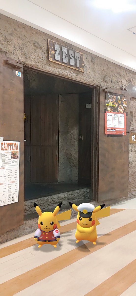 MY4705's tweet photo. ポケモンGOフェス記念撮影。
アクアシティお台場のレストラン“La Boheme”前で…やっぱしゲンガー登場💧
「ゲヒヒヒ、お台場でもヒネクレちゃうッ！」

お口直しに“ZEST”前でピカチュウ(キャプテン＆WCS2025)コンビを記念撮影、Hooray！

#ポケモンGOフェス2026 #アクアシティお台場 https://t.co/uur5KGgWA4