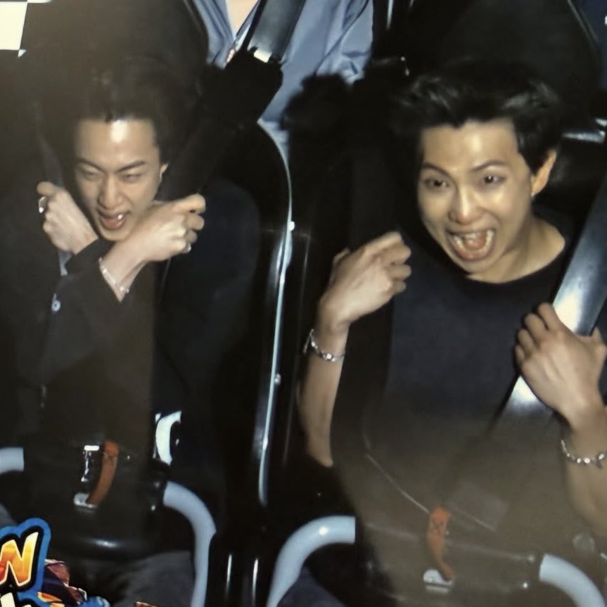 pjmIesviu's tweet photo. NAMJOON SUBIA LA FOTO EN LA MONTAÑA RUSA CON SEOKJIN AYUDAAAAA 😭🤣 https://t.co/zWksX5OxoQ