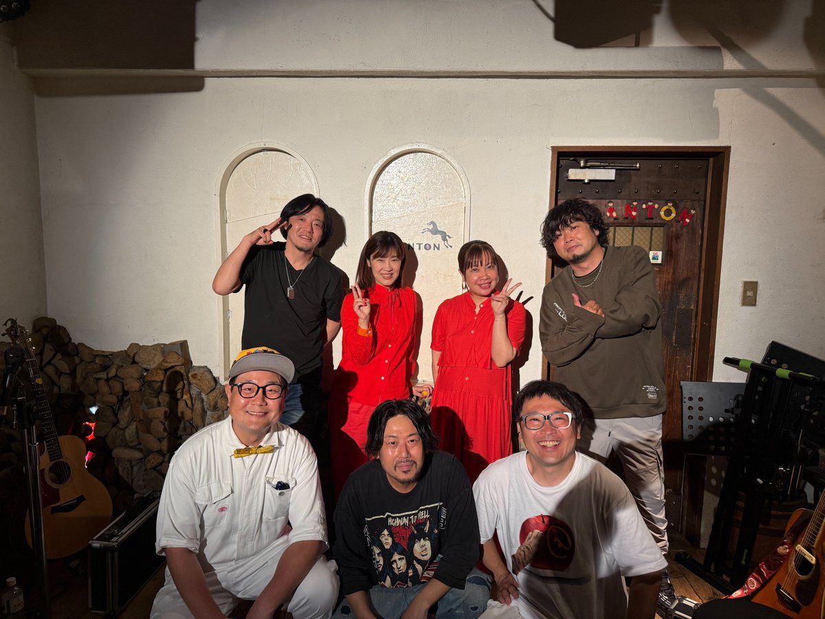 blantonmusic's tweet photo. 昨日5月31日をもちまして尼崎BLANTONは34年にわたる営業を終了致しました。
これまで当店を愛してくださった皆様に感謝を申し上げます。

花＊花、アシガルユース（歴代店長）と。
写真は不在ですがこれまで当店を守ってくれた歴代のスタッフにも感謝！

本当にありがとうございました！！！！ https://t.co/68TrNdXOqi