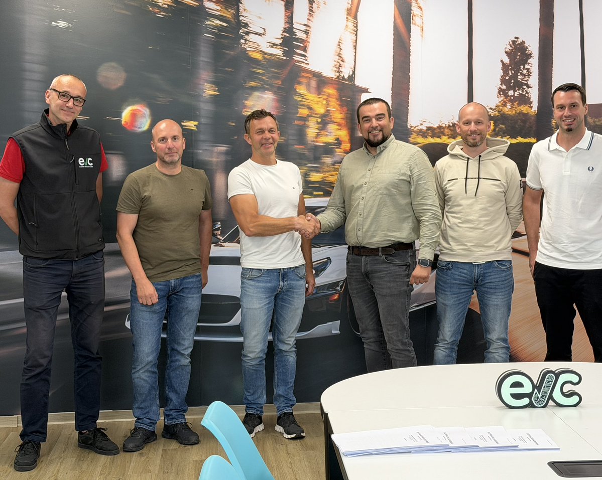 evclinic's tweet photo. 🇦🇹 Niederösterreich, jetzt seid ihr dran. Amstetten ist unterschrieben.

Mit dem zweiten EV Clinic Standort in Österreich, nach Tirol, geht es nicht einfach um einen weiteren Punkt auf der Landkarte. Es geht um etwas, das die gesamte Branche bisher verschweigt.

Das Elektroauto wurde als sauber, nachhaltig und zukunftssicher verkauft. Aber kaum ist die Garantie abgelaufen, sieht die Realität anders aus: ein Defekt an einem einzelnen Modul, und die Werkstatt empfiehlt die komplette Batterie. Ein Fehler im Antrieb, und die ganze Einheit wandert in den Tausch. Das ist nicht nachhaltig. Das ist Verschwendung im grünen Mantel.

Genau hier setzt EV Clinic an. Wir reparieren auf Zellen-, Modul- und Komponentenebene, weil das technisch möglich ist, weil es ehrlicher ist und weil ein Fahrzeug, das man wirklich versteht, nicht nach acht Jahren zum Sondermüll werden muss. Wir bekämpfen keine Symptome, wir beheben die Ursache. Wir folgen keinen Standards, wir setzen sie.

Das Team in Amstetten weiß genau, worauf es sich einlässt. Kein Copy-Paste, kein blindes Teiletauschen, keine Kompromisse. Niederösterreich liegt auf einem der dichtesten EV-Korridore des Landes, tausende Fahrzeuge, und fast niemand, der ihnen mit echtem Engineering begegnet.

Und das ist erst der zweite Schritt. Rund 10 weitere Standorte folgen, nicht um Fläche zu beanspruchen, sondern um einen Backlog abzubauen, der die Nachfrage längst überholt hat. Jede Reparatur, die hält, ist ein Fahrzeug, das auf der Straße bleibt statt auf dem Schrottplatz.

Wenn du zu EV Clinic kommst, kommst du nicht für eine Reparatur. Du kommst für eine Lösung, die hält, und für eine Haltung, die dahintersteht.

EV Clinic wurde aufgebaut mit 0 Krediten. 0 Sponsoren. 0 EU-Förderungen. 0 Spenden.
100% privat. 100% original.