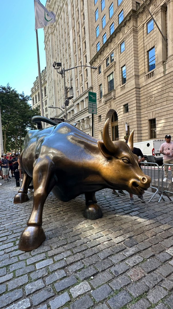 Trendlyne's tweet photo. What's Happening in US Markets Now (1/3):

1) UAW seeks wage hike in Michigan strike
2) Berkshire to buy Taylor Morrison for $8.5 bn
3) Yum! in talks to sell Pizza Hut to LongRange
4) Lucid to recall ~2K vehicles in US
5) Deutsche Bank downgrades AST SpaceMobile to 'Hold' https://t.co/WIvLvbWvWi