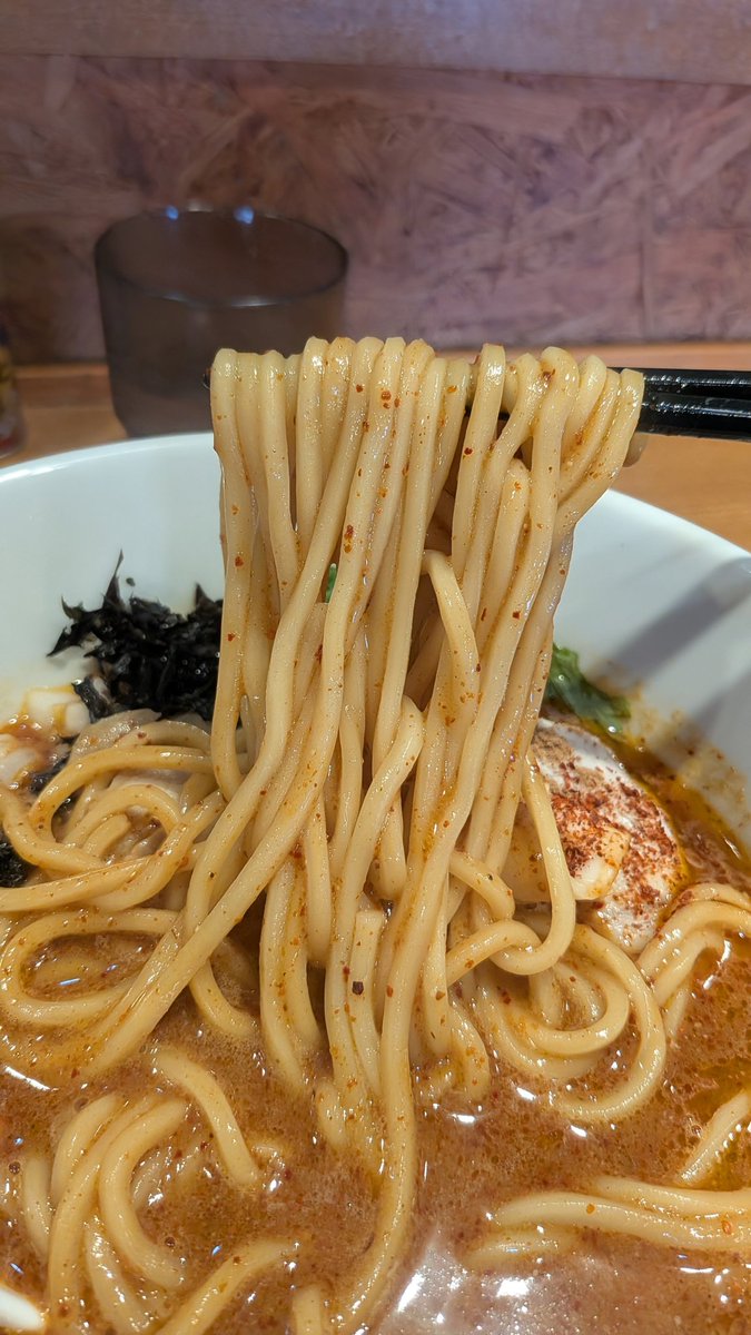 dennis6809brown's tweet photo. 寿製麺よしかわ川越店

節薫る  濃厚味噌豚骨 5辛+¥50

気になっていた辛さを10段階選べるやつ🔥
ドロっと濃厚味噌豚骨スープに節もしっかり薫りつるもちな麺が極旨です🤩
スープ飲む手が止まらず涼しい店内でしっかり汗かき💦
ご馳走様でした🙏🥰 https://t.co/sfqu25qNDs