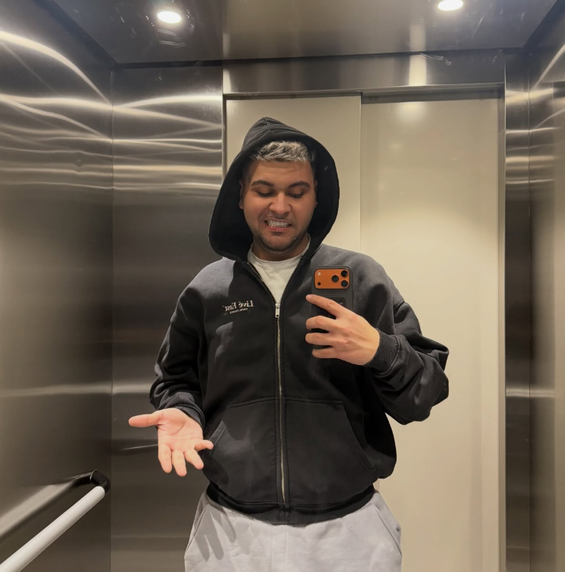 ZamHaberAjans's tweet photo. Meğer seyircisini kandıran tek sanatçı Travis değilmiş.

Lvbel C5’e benzerliğiyle bilinen Hewal C5, katıldığı bir programda Lvbel C5 konserine kendisinin çıktığını açıkladı.

🔹 “Bu fikir direkt Burak abiden esti.”

🔹 “Şarkılar playback zaten, sorun olmadı.”

🔹 “Konser parasını Lvbel C5 ile fifty fifty bölüştük.”