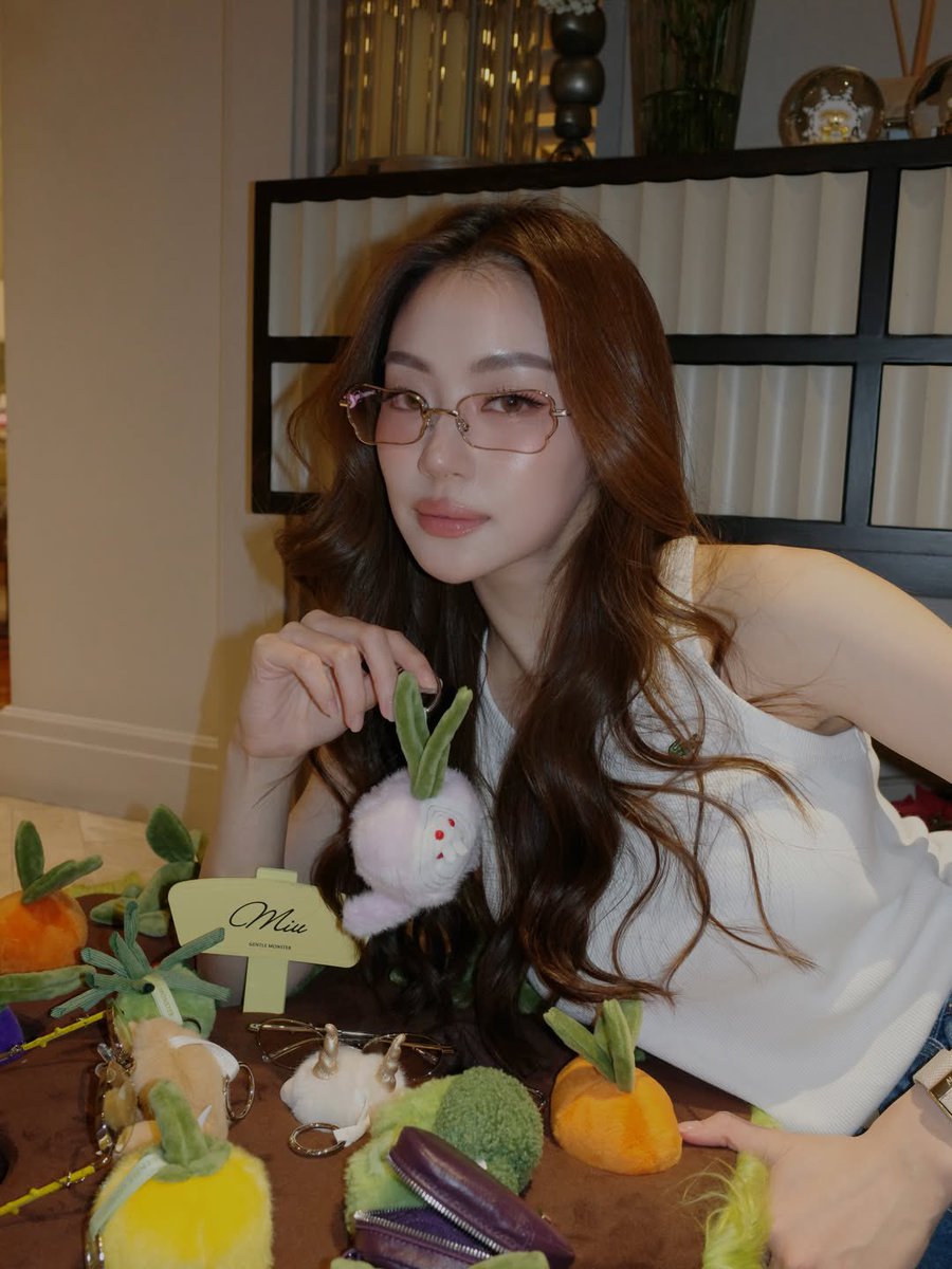 mlformiulena's tweet photo. being this hot during pride month oh she is attracting the gays

#miunatsha #หมิวณัชชา https://t.co/bnwatEaHsu
