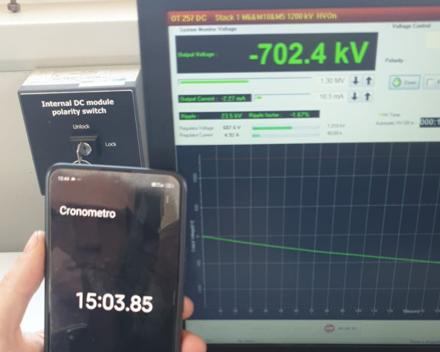 TernaSpA's tweet photo. Terna ha completato con esito positivo il test a 700 kV per il Polo 1 della tratta Est del #TyrrhenianLink, condotto lungo oltre 500 km di tracciato sottomarino tra Termini Imerese (PA) ed Eboli (SA).

La verifica ha confermato integrità, affidabilità e continuità del sistema lungo la tratta, segnando il completamento della realizzazione del collegamento in cavo tra Sicilia e Campania e il raggiungimento con due mesi di anticipo della milestone delineata dal PNRR.

Un avanzamento concreto per una rete elettrica più sicura, in grado di integrare sempre più energia da fonti rinnovabili contribuendo al percorso di transizione energetica del Paese.

#ternaflash