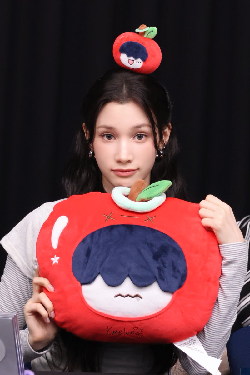 Kmelon_ssxy's tweet photo. 260530 𝘀𝗼𝘂𝗻𝗱𝘄𝗮𝘃𝗲 팬싸

사과 풍년이당🍎

#휴닝바히에 
#HUENING_BAHIYYIH
#케플러 #Kep1er https://t.co/yWXNL6956H